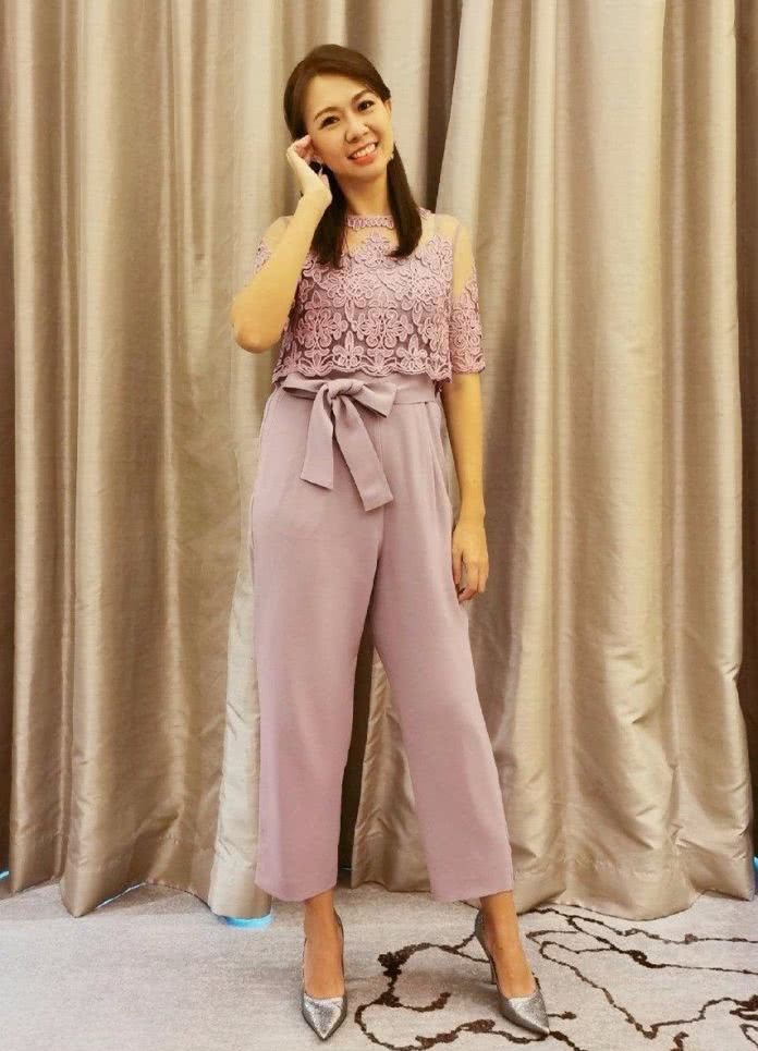 卓依婷早没了女神气质,才38岁就穿上了老年服,普通女人一个!_衣服