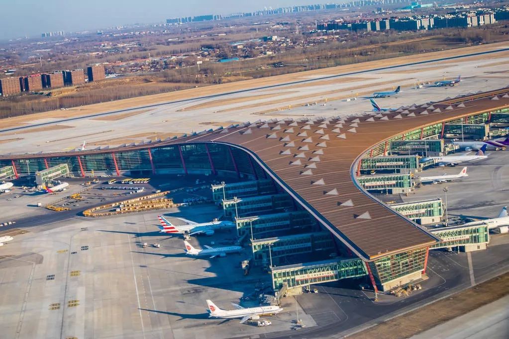 在短短的45个月中,大兴机场以高效的"中国速度"如期竣工,还被英国