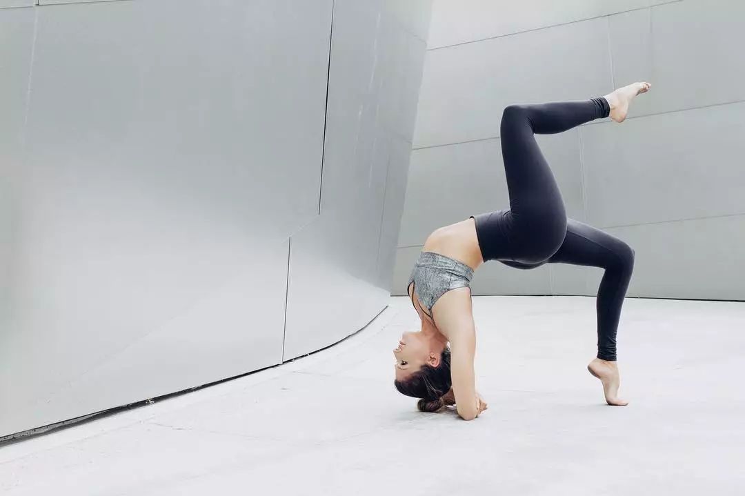 当红女星毛晓彤,一袭绿色长裙展露身材,强大气场艳压群芳