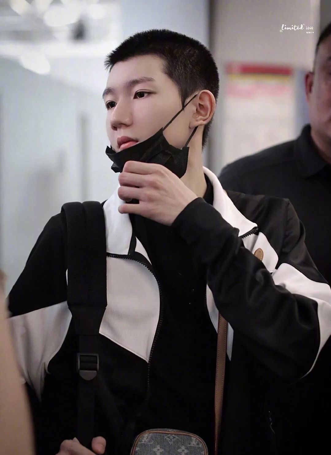 头顶隐现的美人尖格外俏皮可爱.