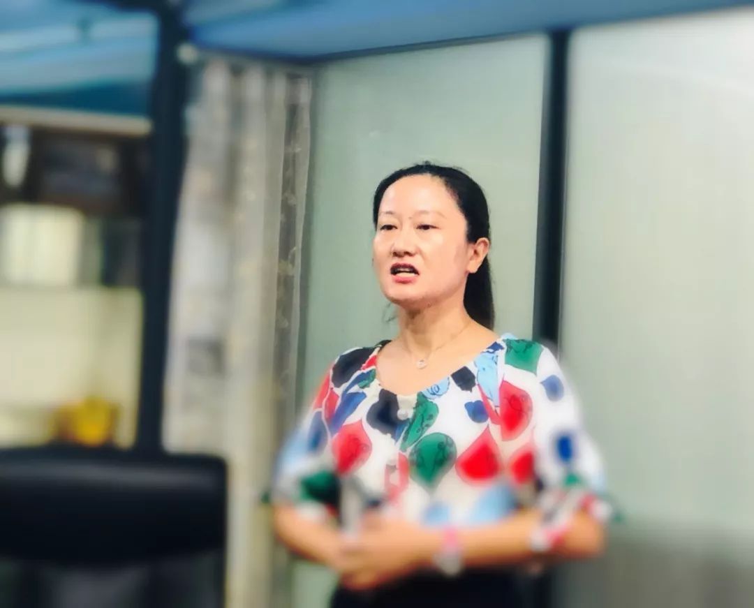刘虹老师以自身经历引入自己的教育理念1,教育就是爱的过程(love)2