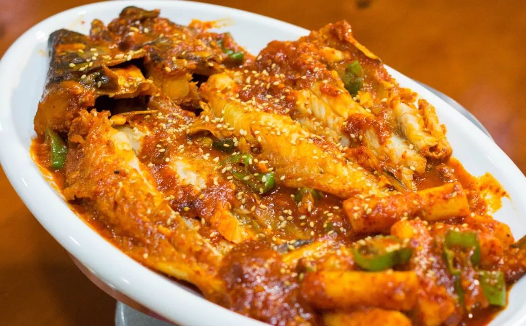 招牌韩式辣明太鱼汤中微微带着辣味,渗入食材中,很是提味.