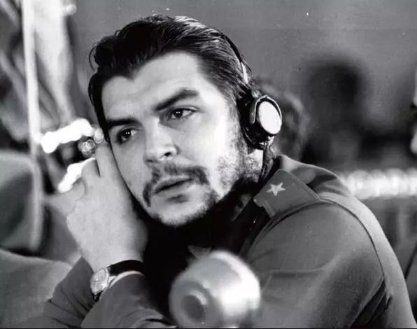 我们把切格瓦拉穿在身上虽然不知道他是谁