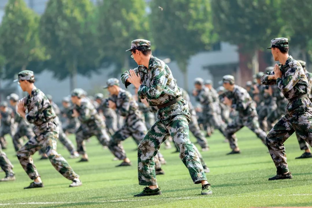 山钢这2400多名新生阅兵,真燃!_军训