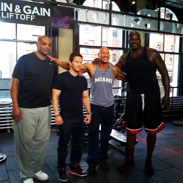 这位可是名副其实的肌肉壮汉郭敬明在普通人中都算是身高比较矮的一位