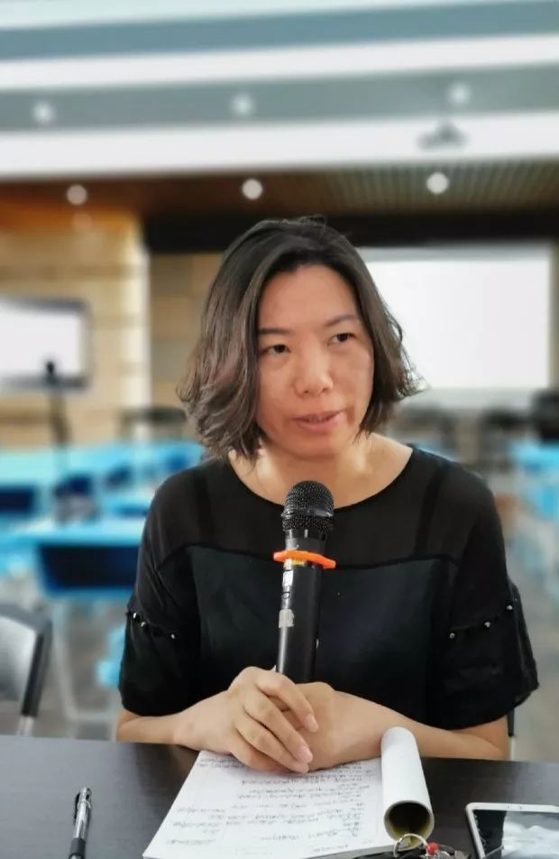 陈美勤校长肯定了两位作课老师的表现,也提出教学上的建议.