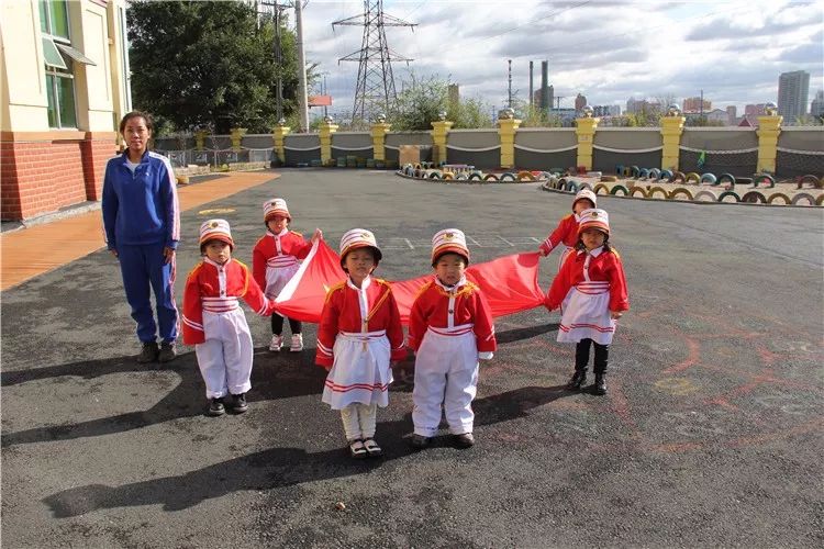 田馨渝小朋友们朗诵的一首《重阳节》儿歌,祝愿天下老人节日快乐,身体