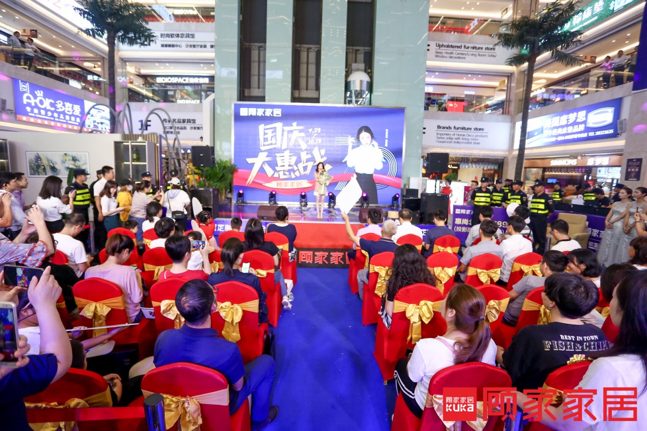 (国庆期间,欧亚达家居杭州秋涛店举办明星见面会活动,吸引众多消费者