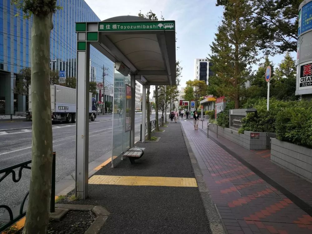 (2)站台配置日本典型公交中途站一般配有站点周边地图,电子显示屏