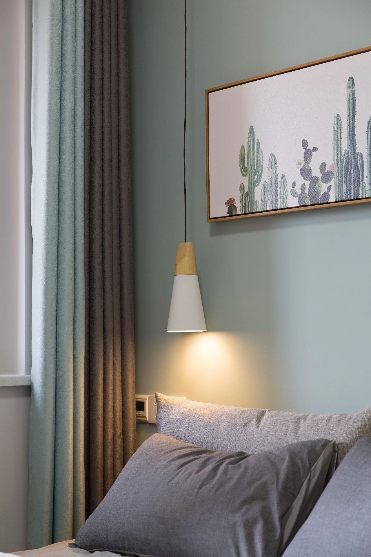 灰色的墙面与白色衣柜搭配,让卧室充满简约舒适的轻松惬意感.