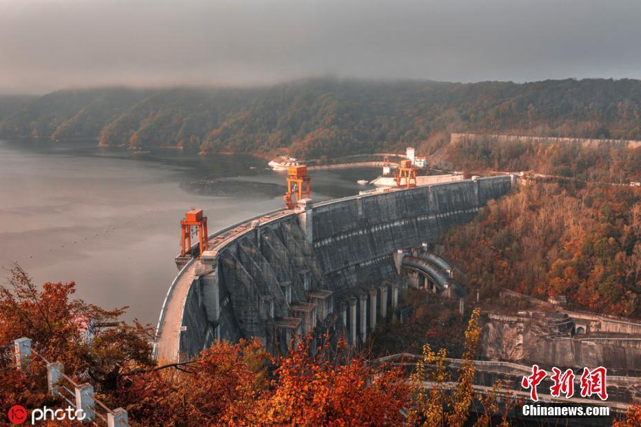 吉林桦甸白山湖秋色迷人 烟波朦胧如人间仙境