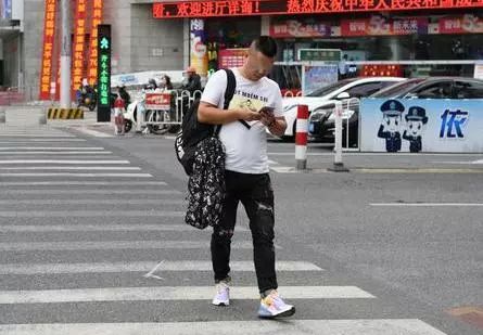 注意过马路低头玩手机最高罚50元这个地方出手了