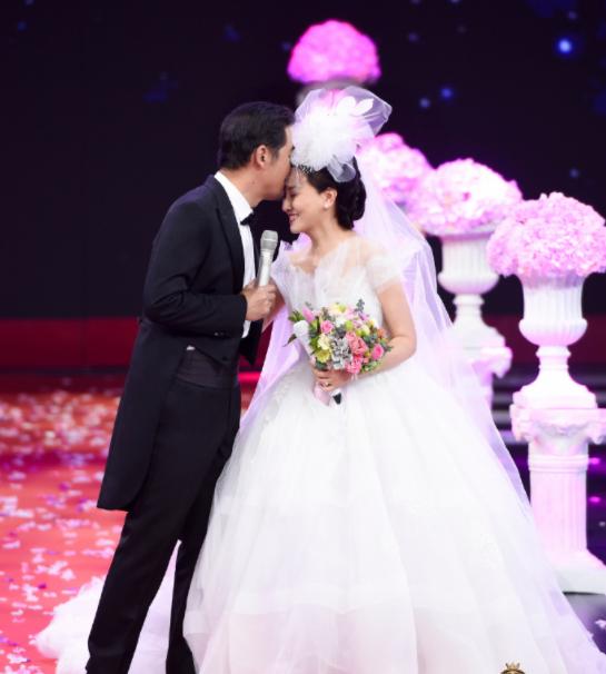 还在节目中为邓婕准备了秘密惊喜,为两人补办了婚礼