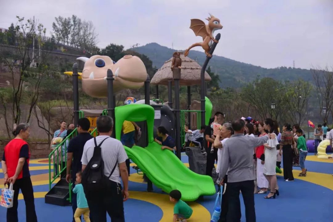 除此之外云阳灯笼石公园,月光草坪,云上户外等地都受到广大市民的追捧