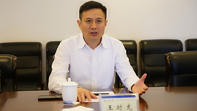 王时龙代表学校向王晶一行表示热烈的欢迎和衷心的感谢.