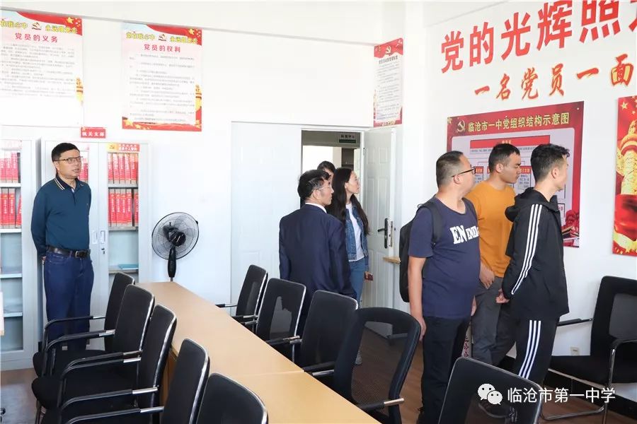 在校长高家余,副校长周素颖等领导的陪同下,夏信仁物理名师工作室一行