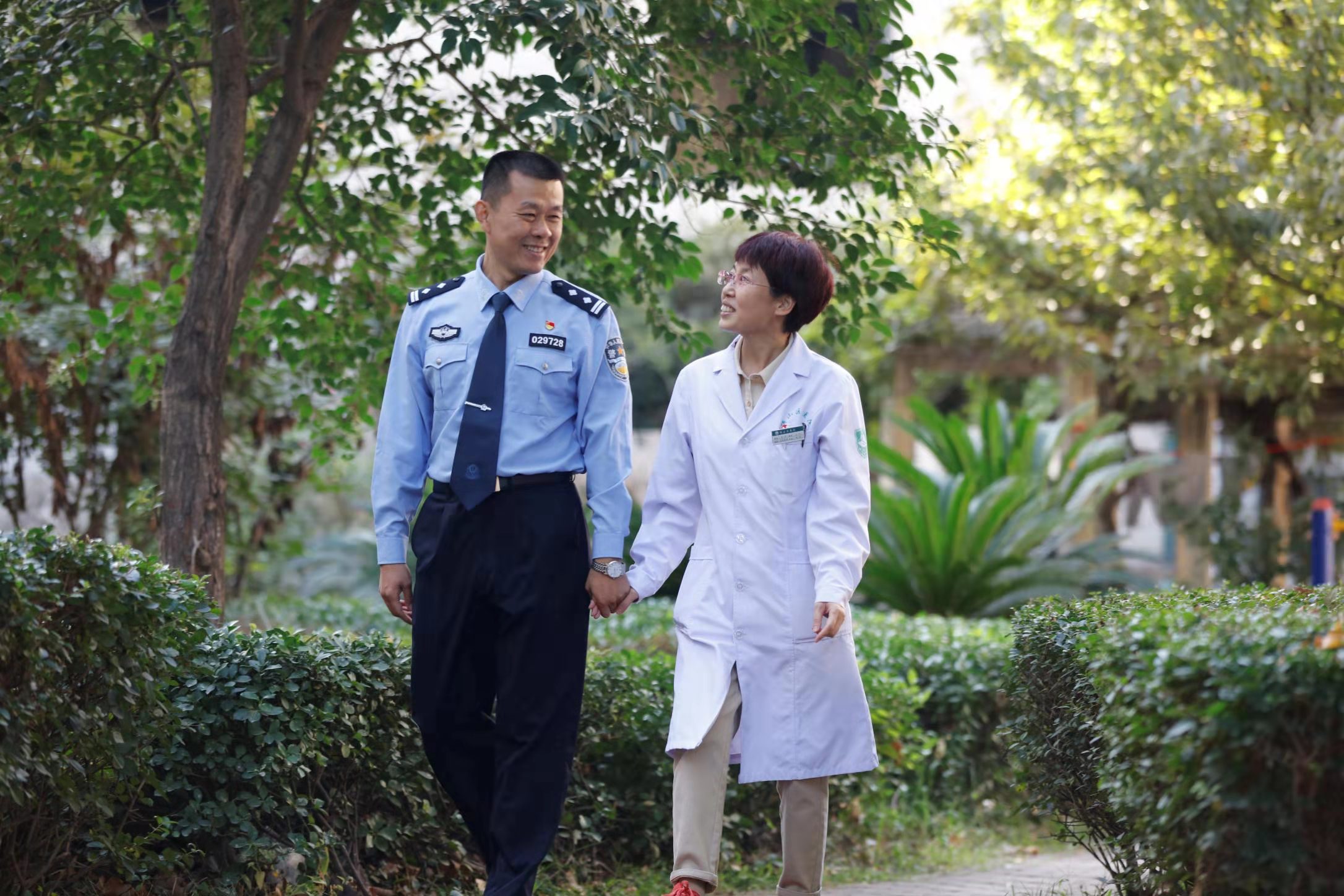 爱你金色的警徽 更爱你坚守的誓言 ——记为爱前行的好警嫂王烨