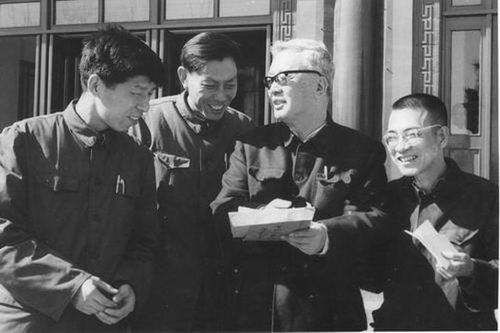 记者问大爷你喜欢哪个明星大爷回答太解气