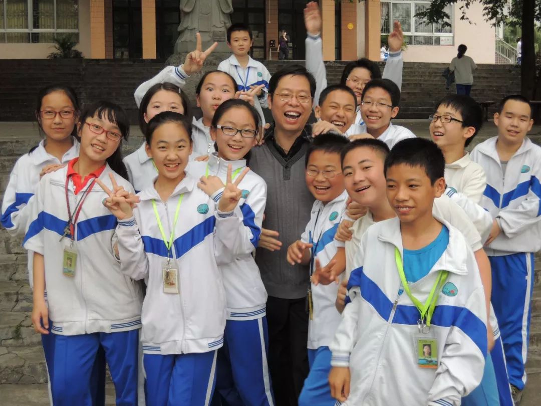 骄傲这两个惠州仔在国庆群众游行队伍里