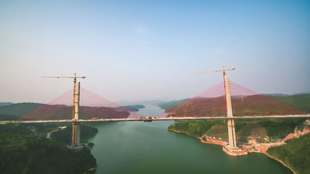 今日凌晨河惠莞高速枫树坝大桥主桥成功合龙