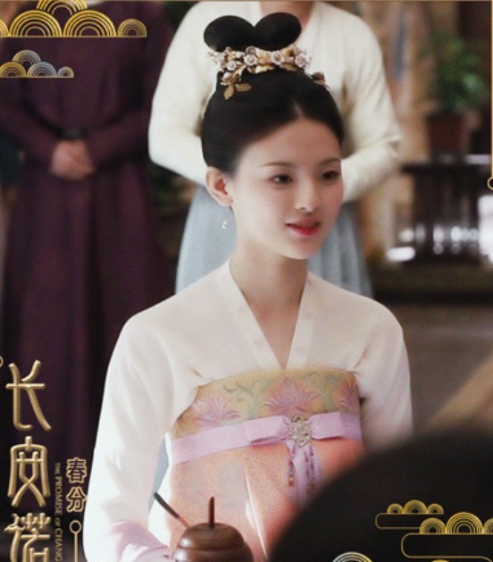 原创杨超越神医凰后路透曝光一袭白衣仙气十足下个赵丽颖