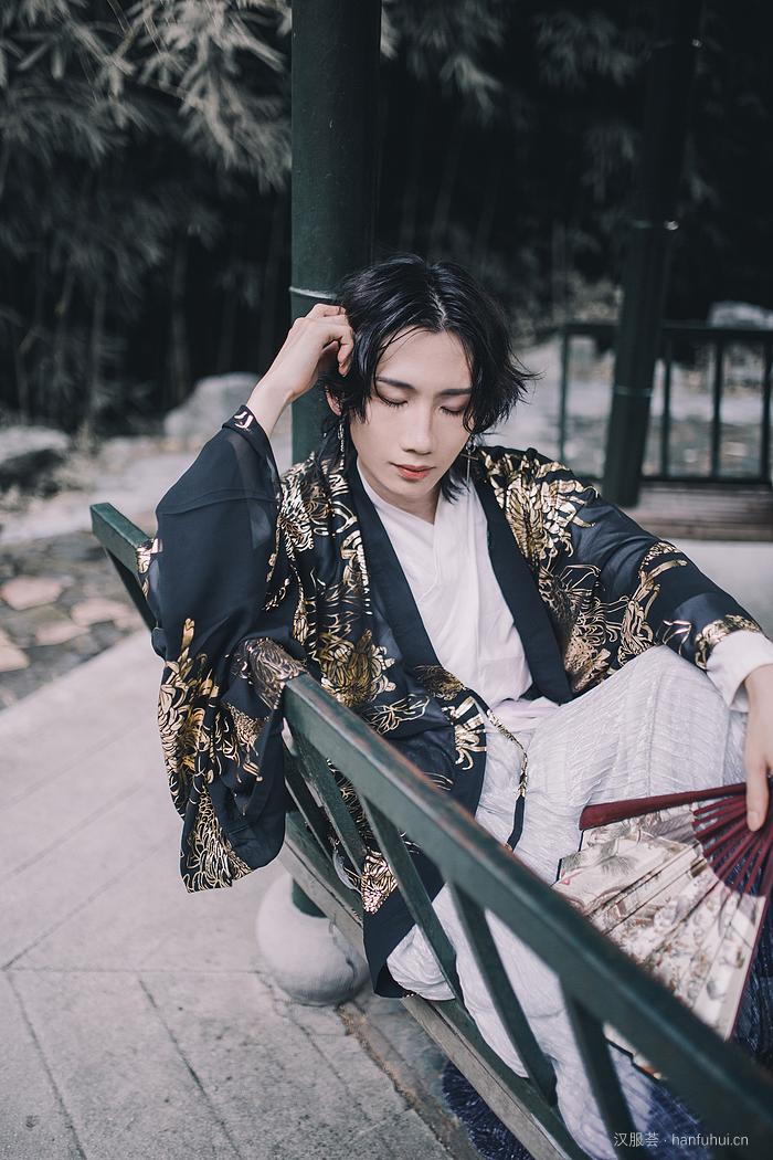 汉服:这是不是女孩子在等待的那种妖艳的男孩子?