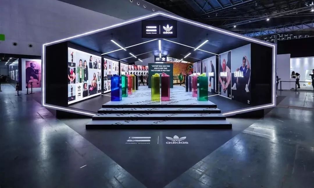在adidas主打的经典黑上用色彩丰富整体的层次感,店内的陈列展台根据