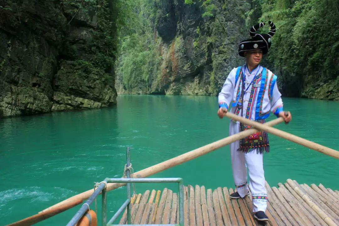 阿依河 | 竹板桥上仰望秋色,阿依河里竹筏放歌