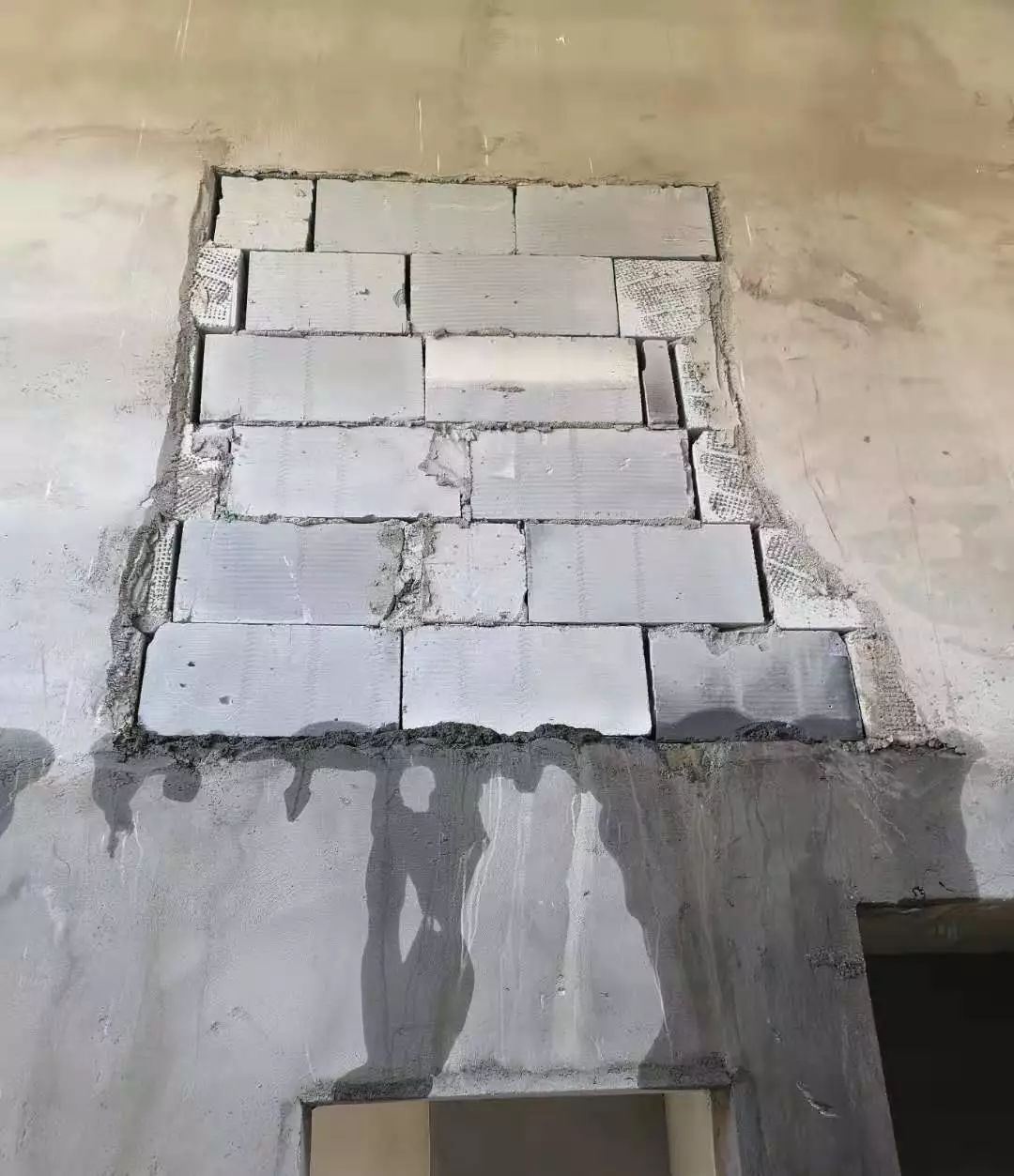 交房时未修补的施工洞