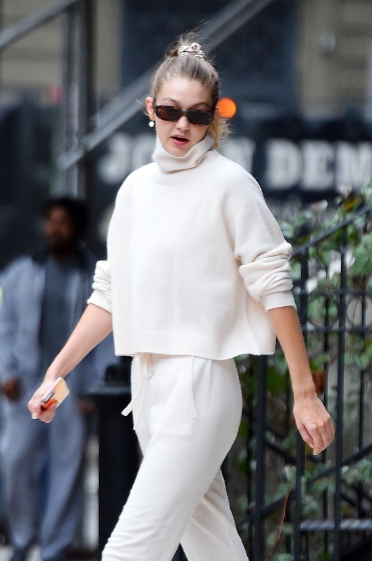 超模吉吉·哈迪德曼哈顿街头时尚拍照,她的娇艳让人心动