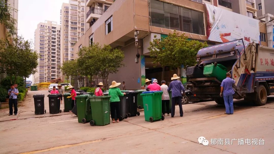 致使液壓油漏到地面,順著下坡方向往下流,導致來往車輛人員滑倒在地