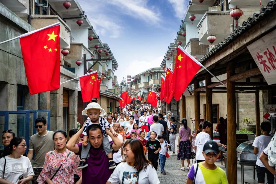 盘点黄金周:万山旅游火爆    "红色之旅"别样红