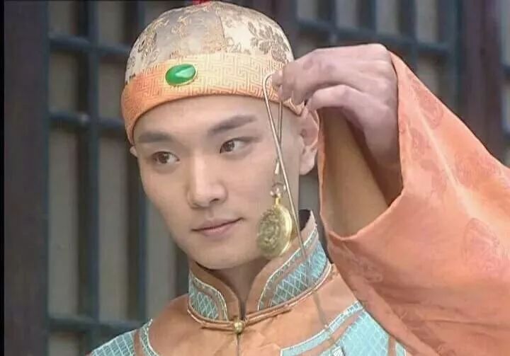 曾经是电视剧里的红人,退出娱乐圈后,一个当教练一个却出家了