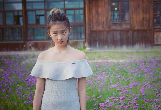 比起妹妹黄少艾从小都是跟家人在一起,黄多多