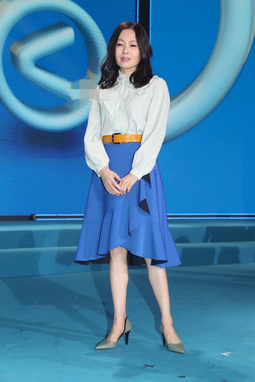 53岁李丽珍现身活动,蓝裙白衣减龄却显水桶腰,换个发型老10岁_廖碧儿