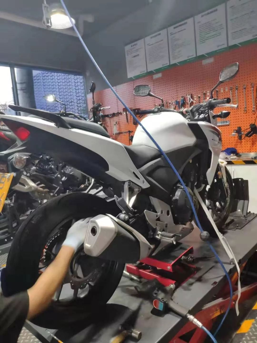 适合cb500f的款是善驰狼爪s1型号k97轮胎采用了半热熔材质轮胎花纹