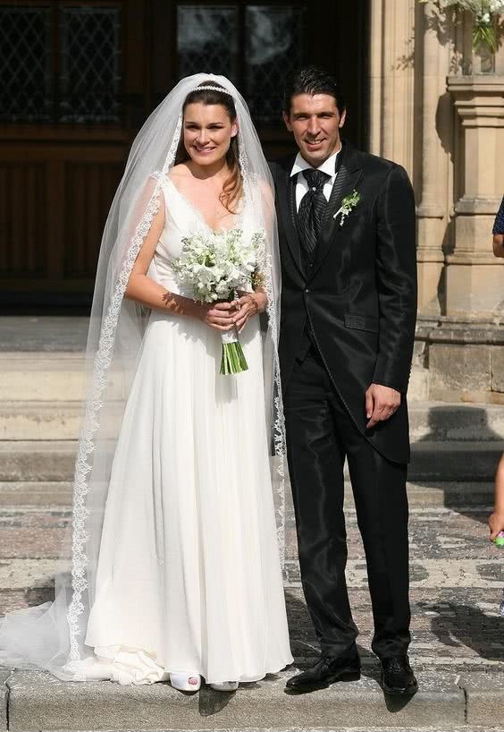 门神布冯带娃逛街,和主播未婚妻幸福稳定,超模前妻过得也精彩_达米科