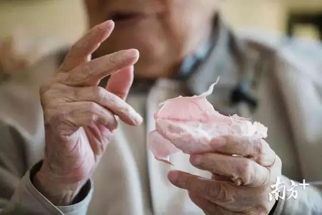 杨永松品尝家乡大埔的蜜柚谈从军生涯望年轻人艰苦奋