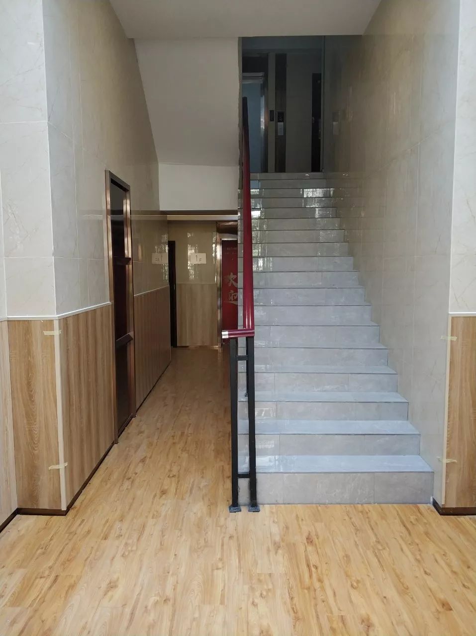 洋房步梯栏杆十分不稳固,晃动明显 洋房二楼楼梯底部混凝土已经开裂 5