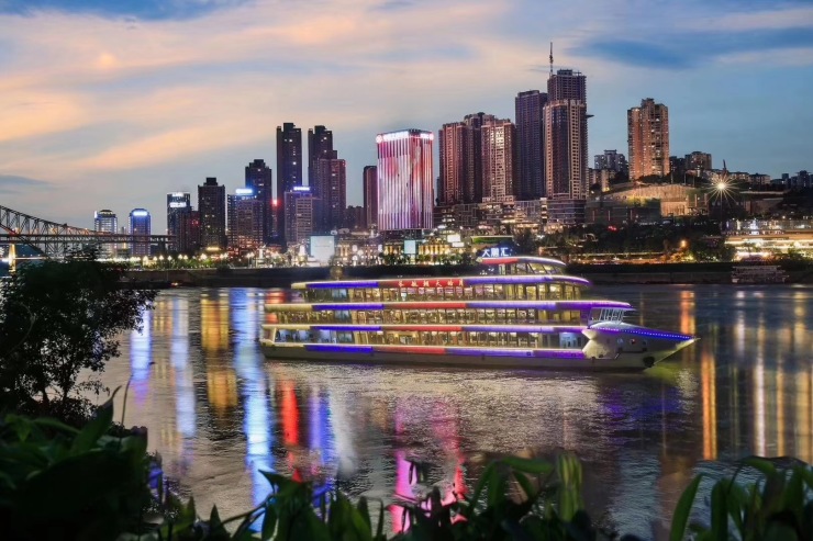 此次媒体见面会活动场地所选择的两江游轮——大融汇朝天皓月号,是