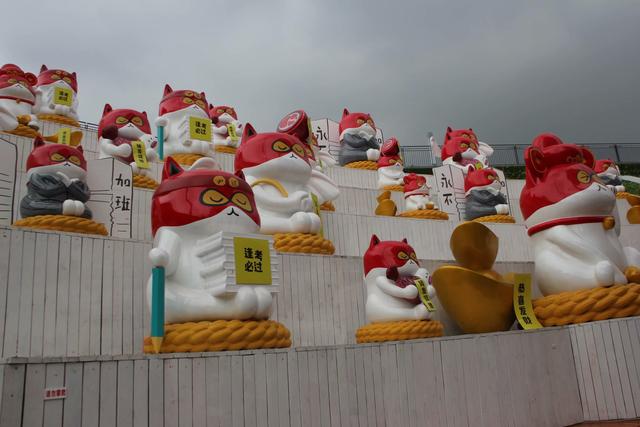 原创重庆一景区现网红"祈福喵寺" 节假日30万市民前来敲钟祈福许愿