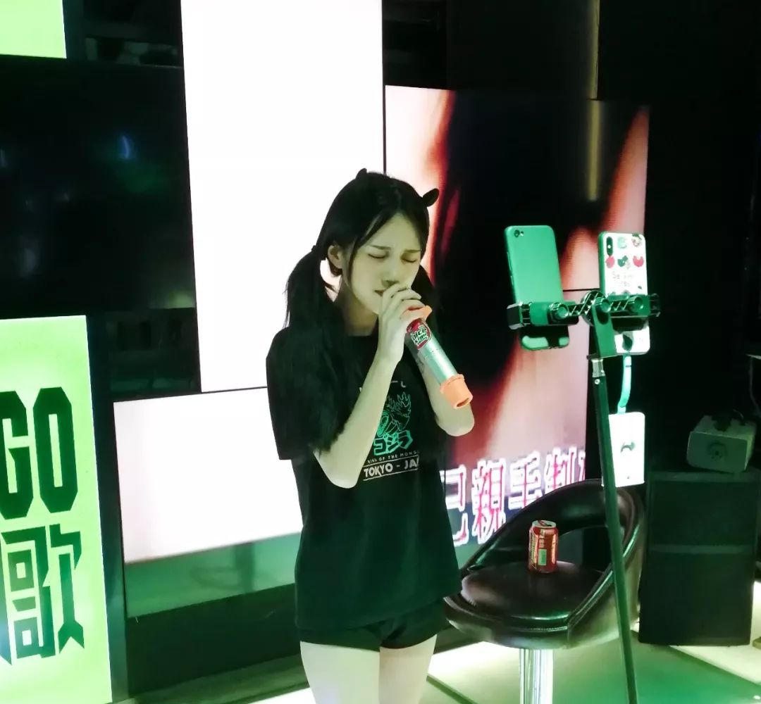 快手女神董一涵携带神曲与你一齐玩转凯歌斗门店