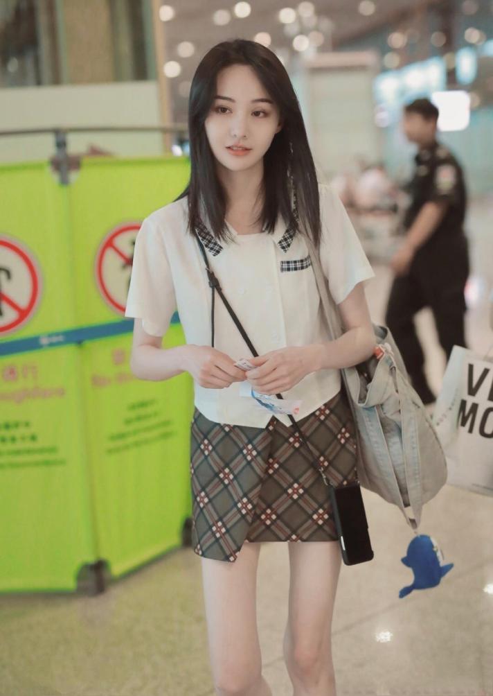 49岁主持人陈鲁豫近照曝光,骑自行车录制新综艺,瘦到青筋凸起_郑爽