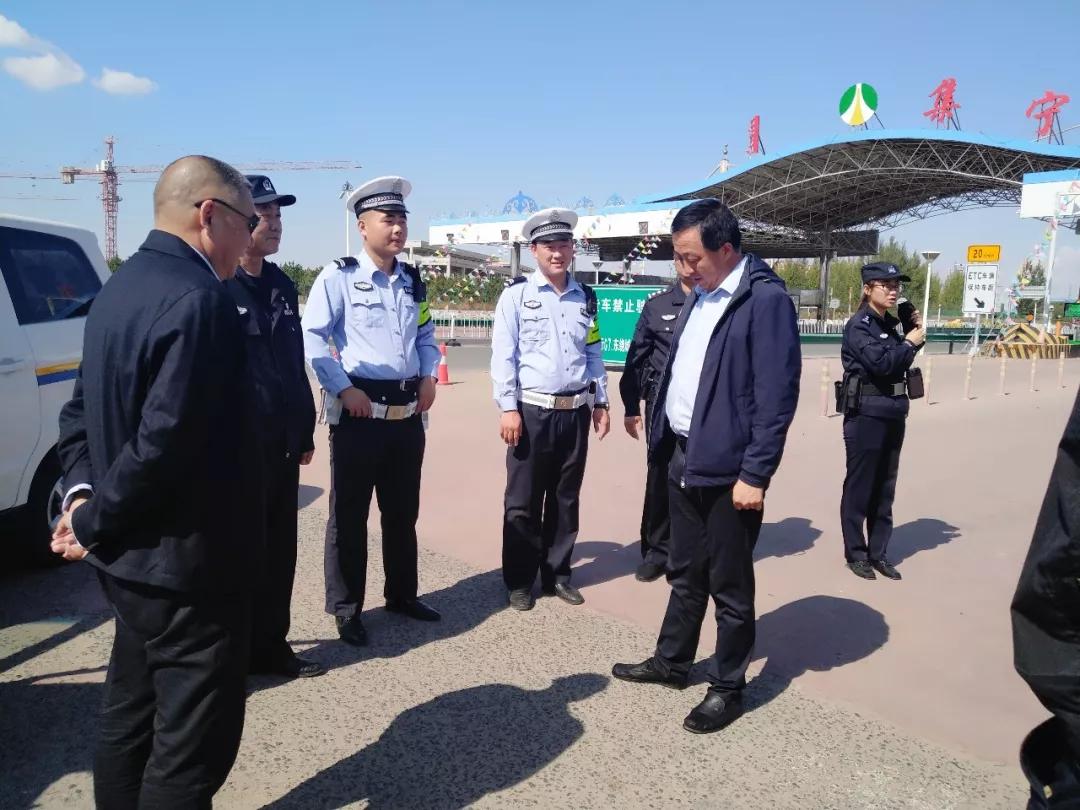 刘飞明周建亮分别慰问节日执勤人员