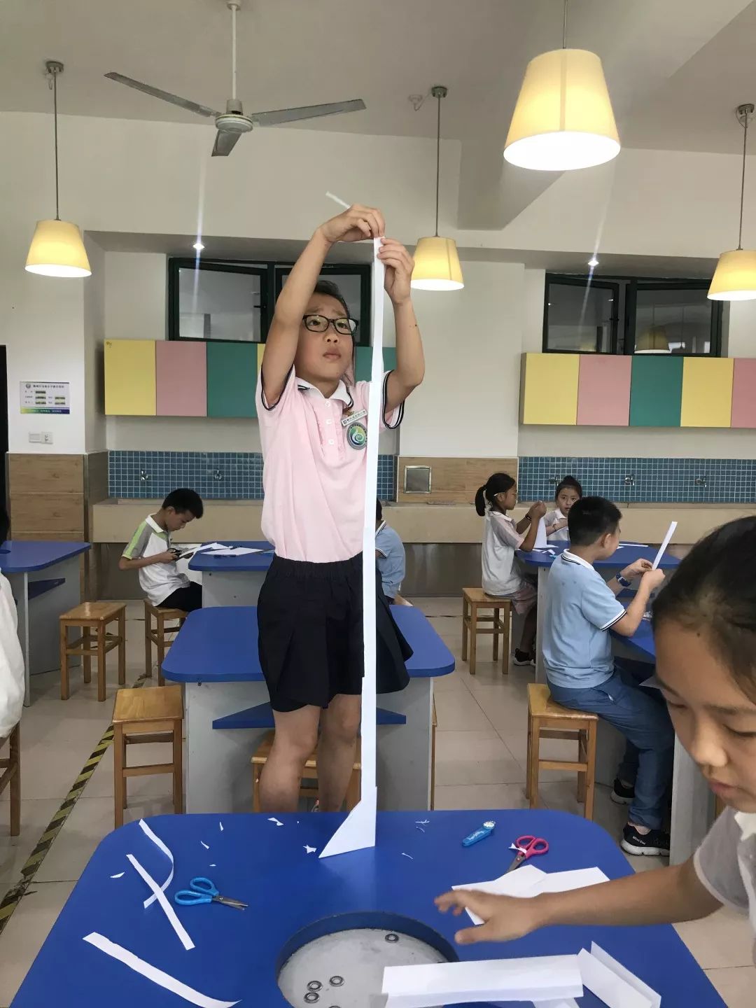 的前提下,选手独立设计,在规定时间内将2张标准a4纸变成又高又稳的塔