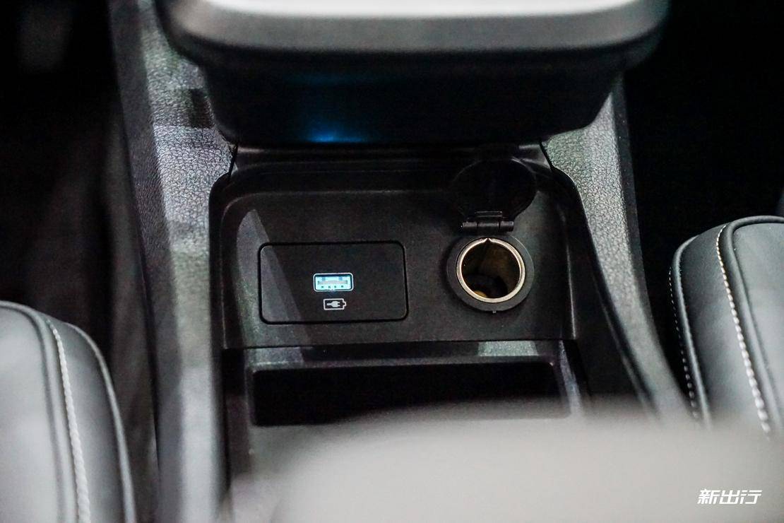 usb 充电口,不过实拍车型只有一个充电口,比比亚迪 e2 上少一个