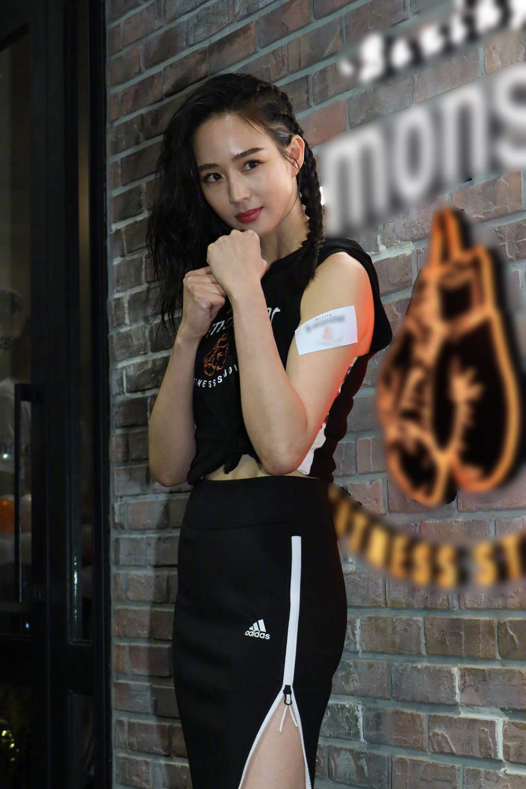 张钧甯穿运动装开叉包臀裙大秀肌肉线条拳击装拳击辫太带感