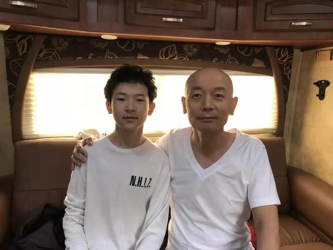 星艺文化艺人程禹森与宁浩导演《北京你好》由导演宁浩执导,讲述葛优