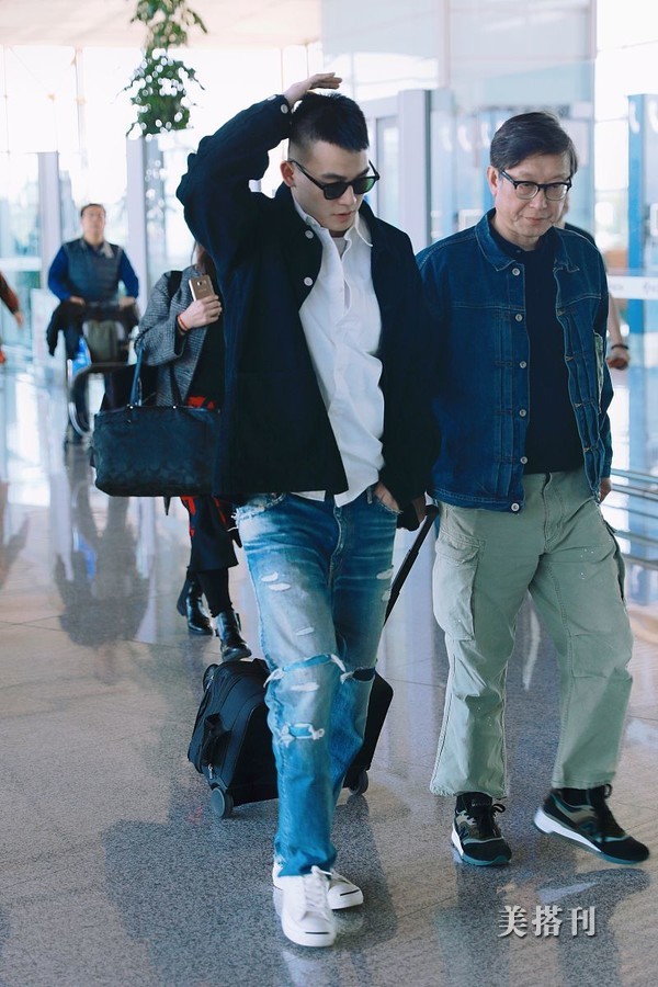 原创欧豪活力现身演绎痞帅青年,单手插兜大步前行酷似大佬