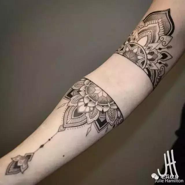 印度教和佛教中的精神也被称为梵花曼陀罗or曼达拉融通内摄的禅圆用以